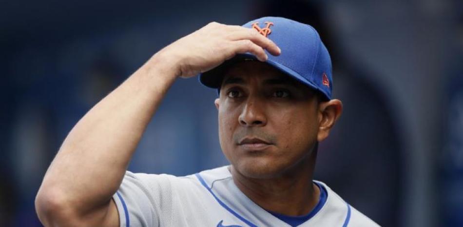 El manager de los Mets de Nueva York, Luis Rojas, observa previo a un juego de beisbol en contra de los Dodgers de Los Ángeles, en Los Ángeles.