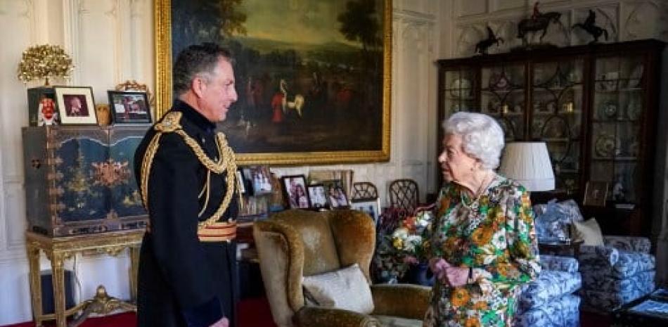 La reina Isabel II de Gran Bretaña saluda al Jefe del Estado Mayor de Defensa de Gran Bretaña, el general Sir Nick Carter, durante una audiencia en el Castillo de Windsor // AFP