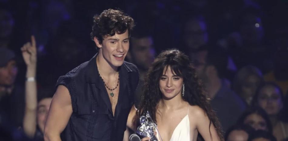 Shawn Mendes y Camila Cabello cuando aceptaban un premio de colaboración por el tema “Senorita” en el MTV Video Music Awards 2019 en August. (Matt Sayles / Associated Press).