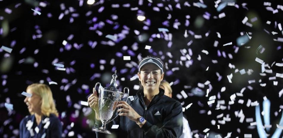 Garbiñe Muguruza alza el trofeo de campeona de las Finales de la ATP tras derrotar en la final a Anett Kontaveit.