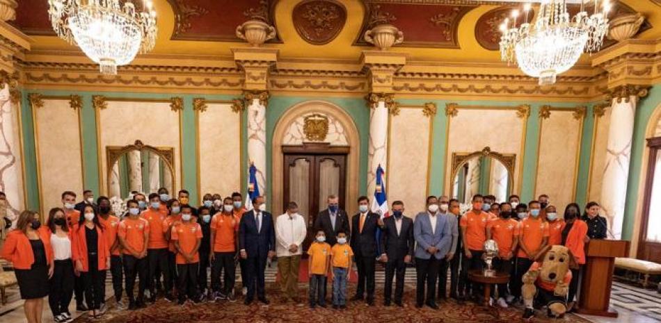 El presidente Luis Abinader  junto a jugadores y directivos del Cibao FC, a quienes recibió ayer en Palacio Nacional.