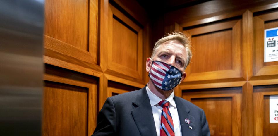 El legislador republicano Paul Gosar se dirige a la Cámara de Representantes antes de la sesión en la cual se aprobó amonestarlo por tuitear un video animado en el que aparece atacando a la representante demócrata Alexandria Ocasio-Cortez con una espada, en el Capitolio, Washington, 17 de noviembre de 2021.

Foto: AP/J. Scott Applewhite