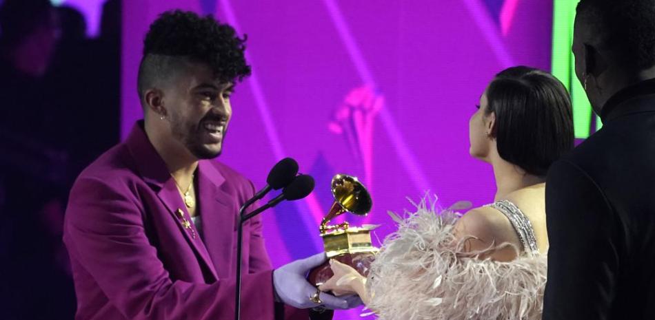 Sofia Carson le entrega a Bad Bunny el Latin Grammy al mejor álbum urbano, por "El último tour del mundo", el jueves 18 de noviembre de 2021 en el MGM Grand Garden Arena en Las Vegas. (Foto AP/Chris Pizzello).