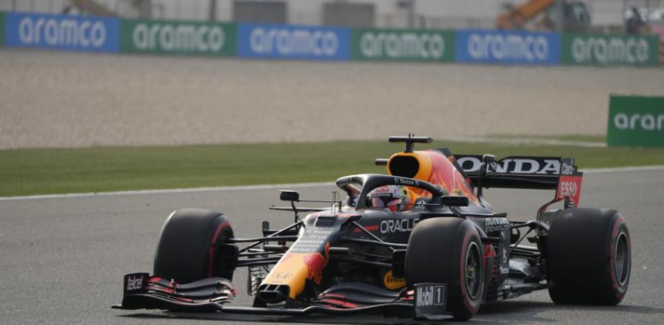 El piloto holandés Max Verstappen, de Red Bull, corre en la primera sesión de práctica para el Gran Premio de Qatar de la Fórmula Uno, en el circuito de Losail, Qatar, este   viernes.