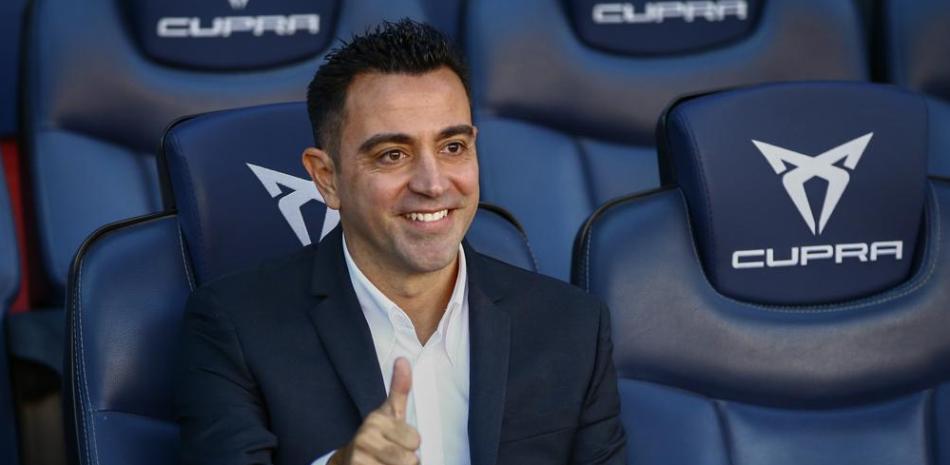 El nuevo técnico del Barcelona, ??Xavi Hernandez, saluda durante su presentación oficial en el Camp Nou de Barcelona, ??España.

 

 

 

el lunes 8 de noviembre de 2021.