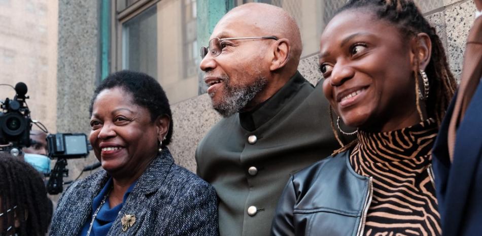 Muhammad Aziz afuera de un tribunal de la ciudad de Nueva York con miembros de su familia y abogados después de que su condena por el asesinato de Malcolm X fuera desestimada el 18 de noviembre de 2021. Foto: Spencer Platt/AFP.