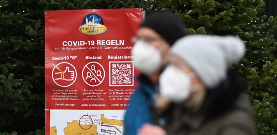 Un letrero muestra las reglas para los visitantes del mercado navideño en medio de la nueva pandemia del coronavirus COVID-19 en Salzburgo, el 19 de noviembre de 2021. Austria impondrá un bloqueo para todos y hará que las vacunas sean obligatorias, anunció el canciller Alexander Schallenberg, lo que convierte al país en el primero en la UE para tomar medidas tan estrictas a medida que los casos de coronavirus aumentan. BARBARA GINDL / APA / AFP
