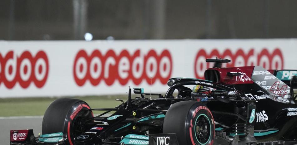 El británico Lewis Hamilton, con Mercedes, en acción durante una sesión clasificatoria para el primer Gran Premio de Qatar de la Fórmula UNo. Hamilton ganó la pole y su rival Max Verstappen quedó segundo.
