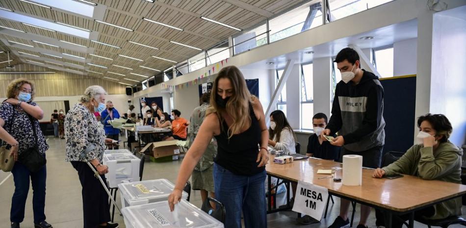 Foto: La gente vota en un colegio electoral en Santiago, durante las elecciones presidenciales en Chile el 21 de noviembre de 2021.

Foto: Martín Bernetti/ AFP