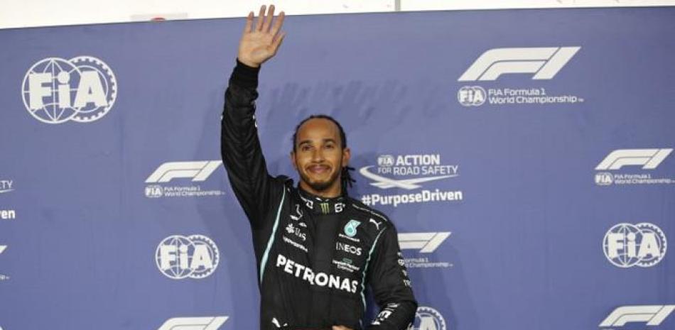 Lewis Hamilton saluda luego de alcanzar la victoria en el Gran Premio de Qatar