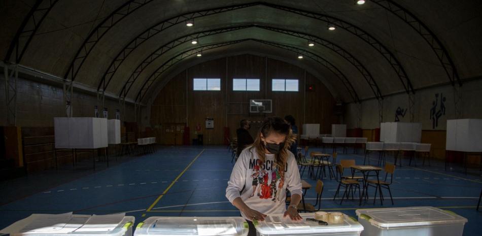 Una mujer instala mesas de votación en la escuela secundaria Portugal en Punta Arenas, Chile, el 20 de noviembre de 2021, en vísperas de las elecciones generales de Chile. 

Foto: CLAUDIO REYES/ AFP