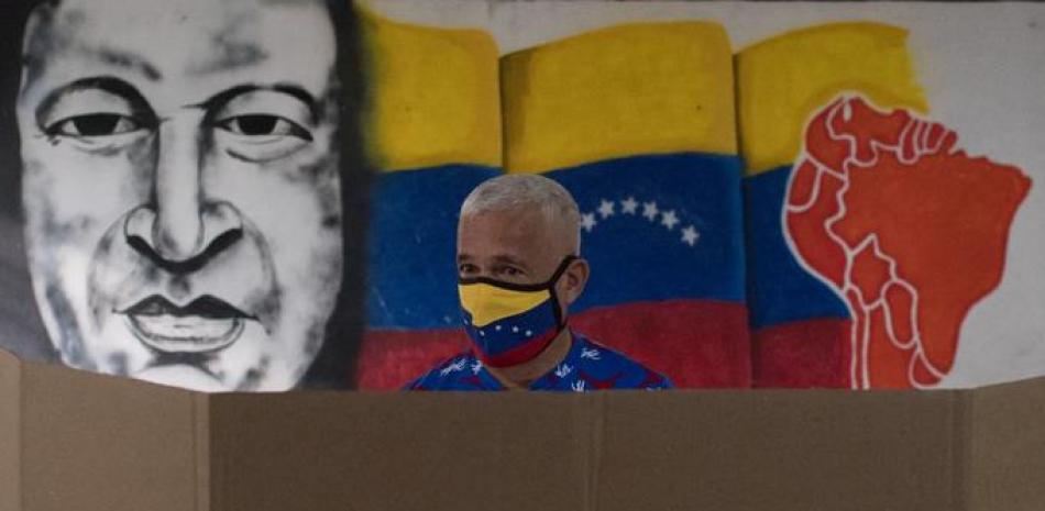 Un hombre con mascarilla prepara su boleta en un colegio electoral de Caracas durante las elecciones regionales y municipales en Venezuela, el 21 de noviembre de 2021.

Foto: Federico Parra/ AFP