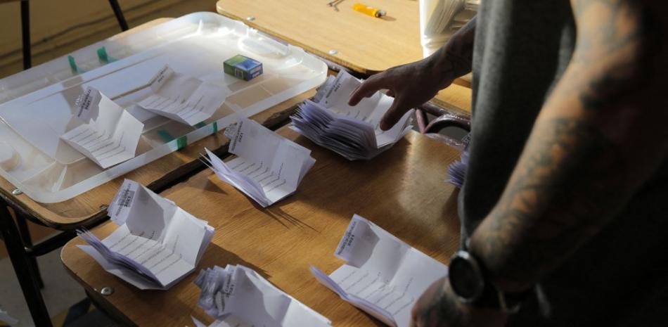 Un miembro del personal electoral cuenta los votos luego del cierre de las urnas en la Escuela Básica Gualberto Kong Fernández en Vallenar, Chile, el 21 de noviembre de 2021.

JAVIER TORRES / AFP
