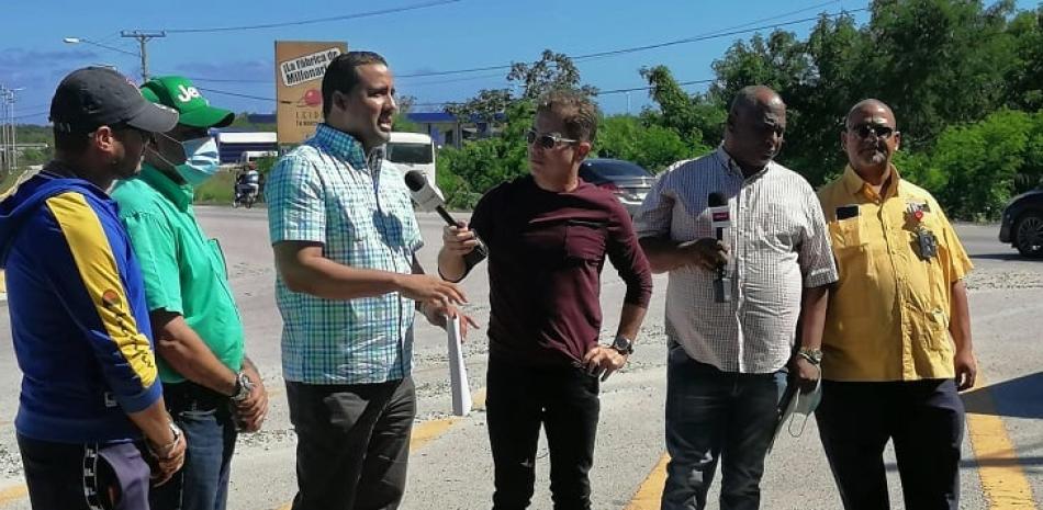 Odalis Vega de Uber y Carlos Valera de los taxistas tradicionales de Verón-Bávaro con el productor Iván Ruiz, aceptaron buscar una solución al conflicto por el control de los pasajeros turísticos en la zona de Bávaro-Punta Cana, con la mediación de la La Telerealidad.