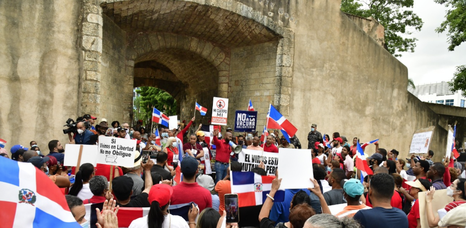 Los manifestantes vociferaron consignas contra la decisión de Salud Pública. ARTURO PÉREZ/LD
