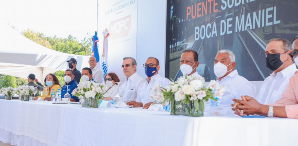El presidente Luis Abinader junto a varios ministros y autoridades barahoneras participan en la ceremonia de puesta en marcha de varias obras, incluyendo la carretera Barahona-Enriquillo.