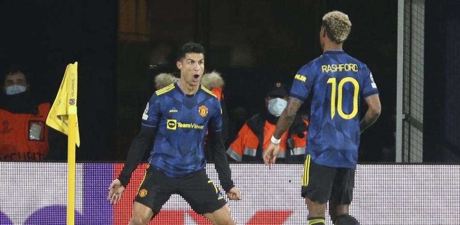 Cristiano Ronaldo (izquierdo) celebra con Marcus Rashford tras marcar el primer gol del Manchester United en la victoria 2-0 ante el Villarreal, el martes 23 de noviembre de 2021..