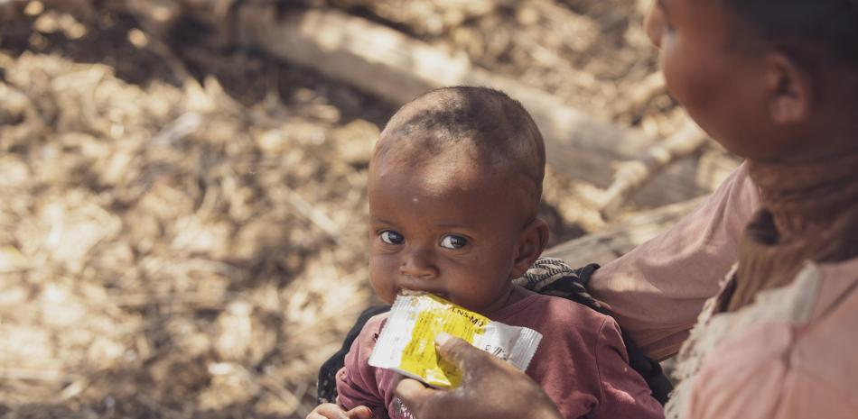 Esta imagen, puesta a disposición por el Programa Mundial de Alimentos el martes 2 de noviembre de 2021, muestra a una madre dando productos nutricionales complementarios a su hija de 6 meses en Ankilimanondro, región de Atsimo-Andrefana, Madagascar.

Foto: Tsiory Ny Aina Andriantso / WFP vía AP)
