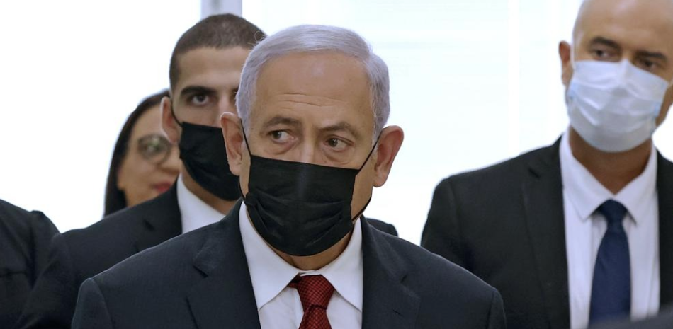 El ex primer ministro israelí, Benjamin Netanyahu, saliendo de un tribunal en Jerusalén. AP