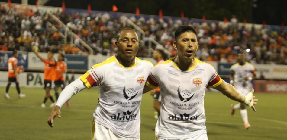 Jarol Herrera y Mauro Gómez, festejan durante uno de los partidos de la Liga Dominicana de Fútbol.