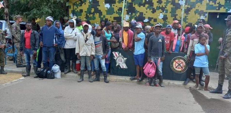 Haitianos apresados ayer tras ingresar ilegalmente a territorio dominicano.