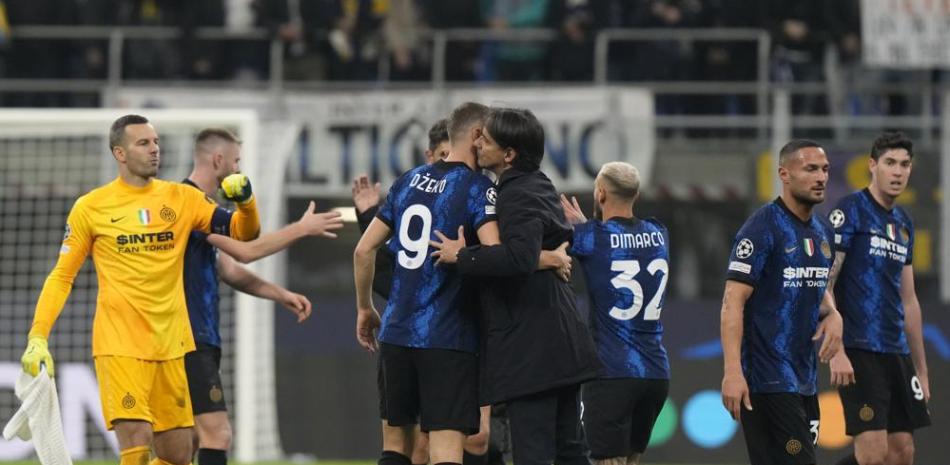 El técnico Simone Inzaghi (centro) abraza a Edin Dzeko (9), autor de los dos goles con que el Inter le ganó 2-0 al Shakhtar en la Liga de Campeones el 24 de noviembre del 2021 en Milan.