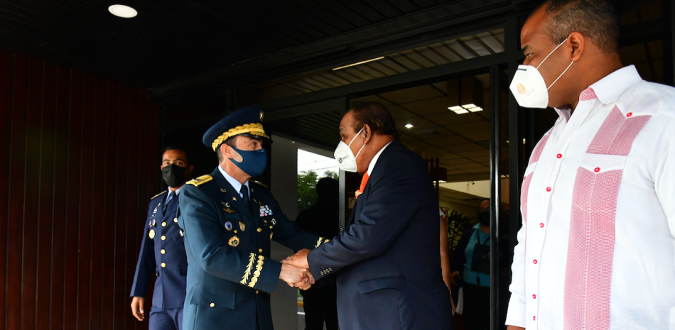 Director del Listín despide al Jefe de la Fuerza Aérea tras el Desayuno. RAÚL ASENCIO/LD