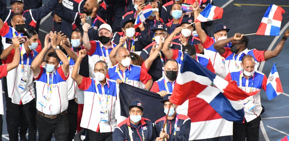 Los atletas Moira Morillo y Daniel Acosta Hilario llevaron por todo lo alto la bandera de República Dominicana en el desfile inaugural de los Juegos Panamericanos Junior.