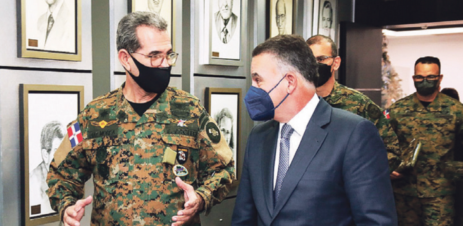 El ministro de Defensa Carlos Luciano Díaz Morfa conversa con Pedro Brache, presidente del Conep.