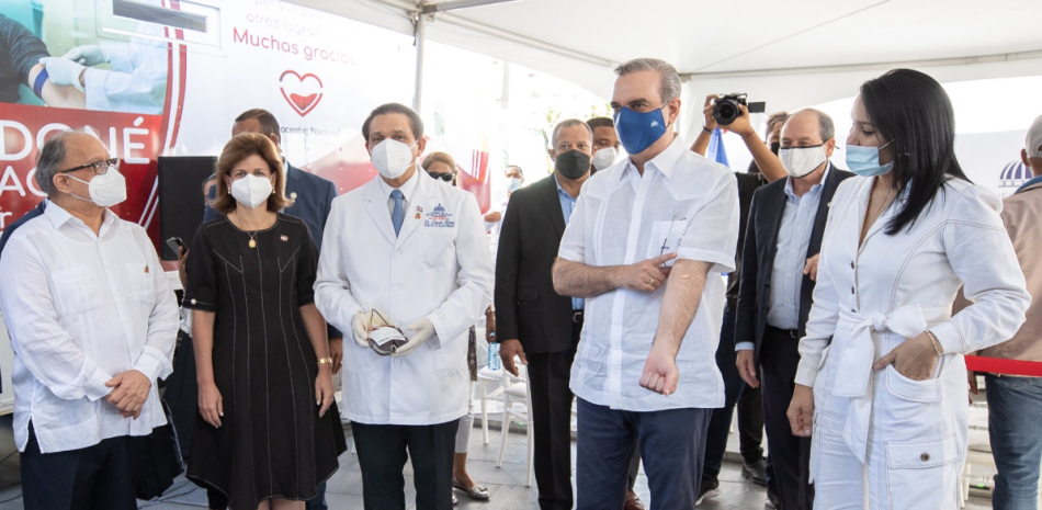 El presidente Luis Abinader donó sangre al iniciar la primera jornada de donación.