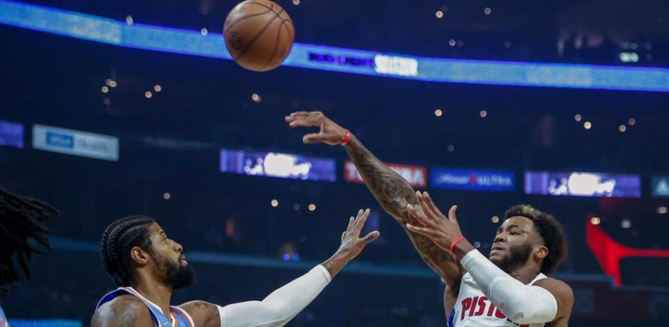 Saddiq Bey (41), de los Pistons de Detroit, dispara sobre Paul George, delantero de los Clippers de Los Ángeles (13) durante la primera mitad del juego de la NBA, el viernes 26 de noviembre de 2021, en Los Ángeles.