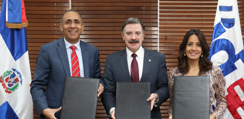 Nelson Arroyo, Juan Rogelio Viesca Arrache y Julissa Cruz, tras la firma del acuerdo.
