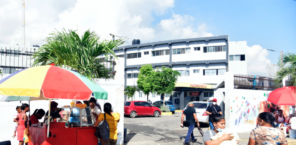 Ciudadanos se juntan en un puesto de venta de comida situado a la entrada de un hospital, una situación que ha perdurado muchos sin buscarle solución.