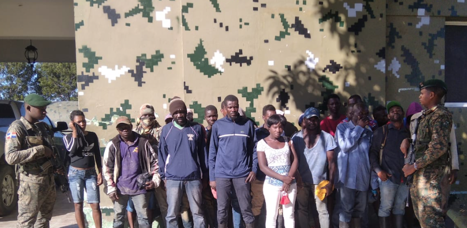 Grupo de haitianos arrestados por soldados dominicanos que resguardan la frontera son custodiados hasta su entrega a Migración.