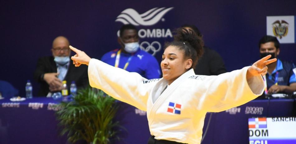 La judoca dominicana Ariela Sánchez levanta en alto sus brazos para festejar la victoria que le dio la medalla de oro este viernes.