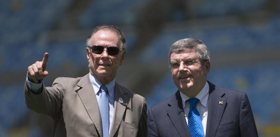 El presidente del Comité Olímpico de Brasil, Carlos Arthur Nuzman, a la izquierda, y el presidente del Comité Olímpico Internacional, Thomas Bach, visitan el estadio Maracaná, el 22 de enero de 2014, en Río de Janeiro.