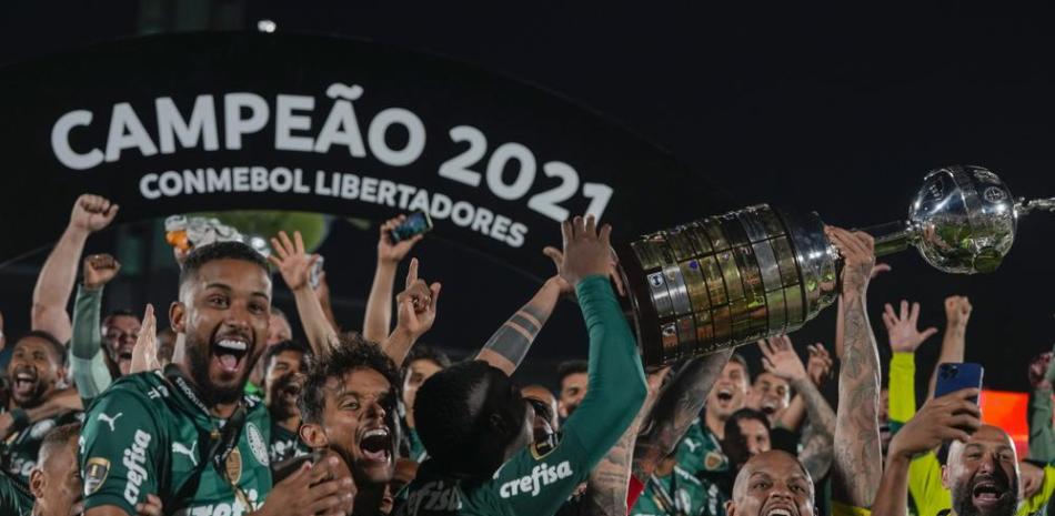Los jugadores de Palmeiras alzan al trofeo de campeones de la Copa Libertadores tras vencer 2-1 a Flamengo en la final.