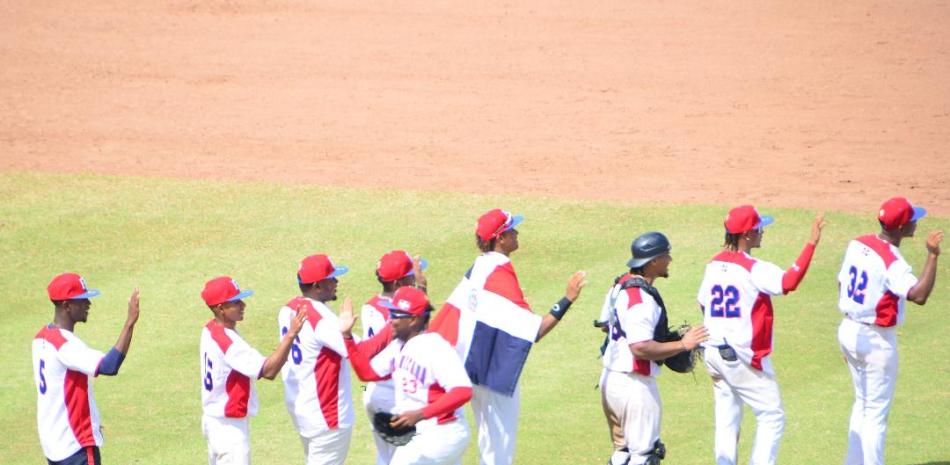 Jugadores del equipo de República Dominicana se saludan al término del encuentro.