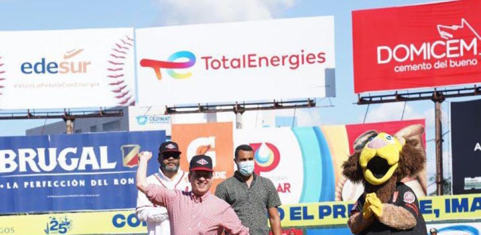 Víctor -Ito- Bisonó, ministro de Industria, Comercio y Mipymes, lse dispone realizar el lanzamiento de la primera bola previo al partido entre Leones del Escogido y los Tigres del Licey.