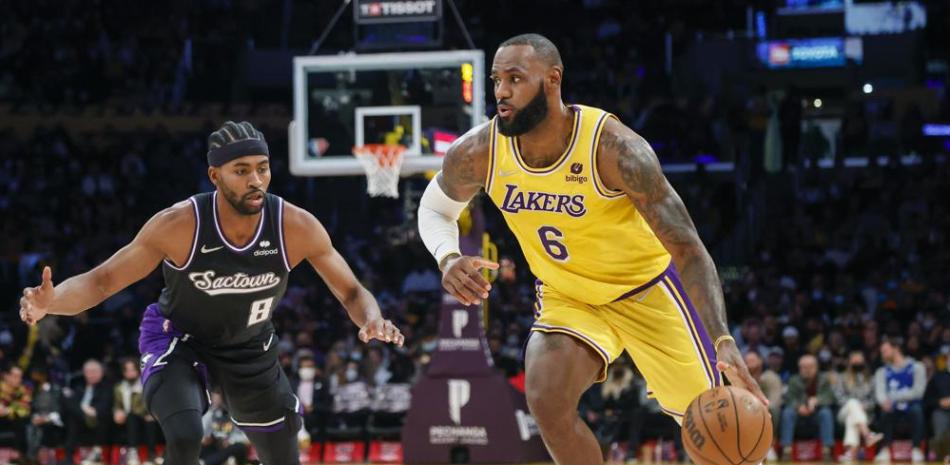LeBron James, de los Lakers de Los Ángeles, avanza ante su rival de los Kings de Sacramento Maurice Harkless (8) en la primera mitad del juego de la NBA que enfrentó a ambos equipos, en Los Ángeles.