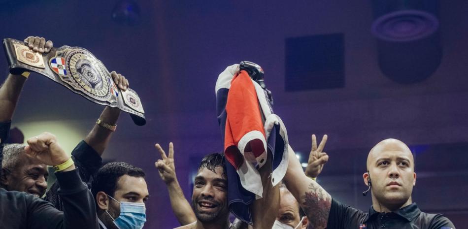 ¨La Máquina Sojo¨, acompañado del promotor Rodolfo Dahuajre, es declarado ganador del combate que sostuvo con el dominicano Lucas Marte.