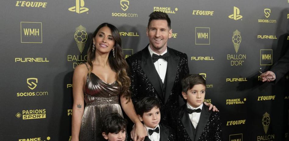 Lionel Messi y su familia previo a la ceremonia de premiación del Balón de Oro en el Theatre du Chatelet, en París, el lunes 29 de noviembre de 2021.