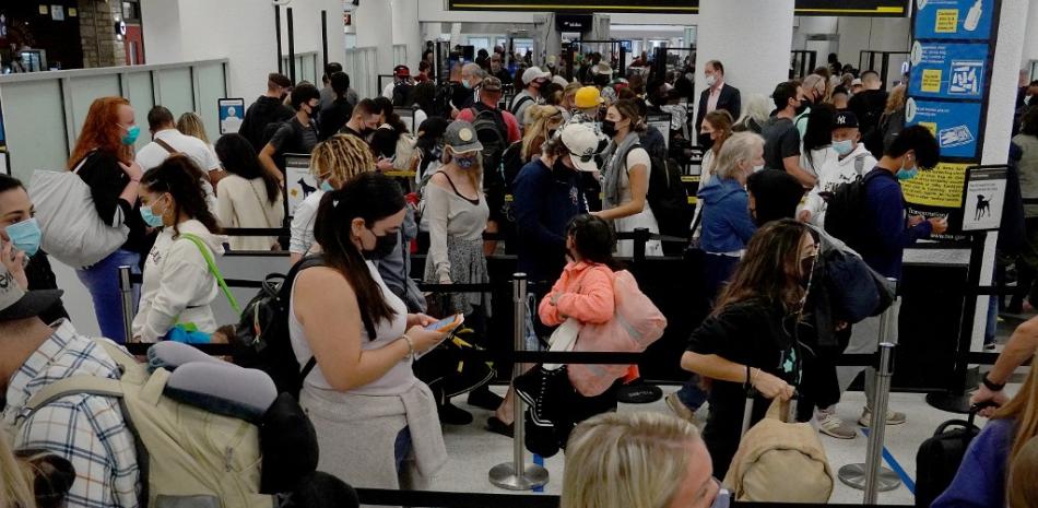 La gente espera en la fila para pasar por el puesto de control de la TSA en el Aeropuerto Internacional de Miami el 24 de noviembre de 2021 en Miami, Florida. Joe Raedle / Getty Images / AFP