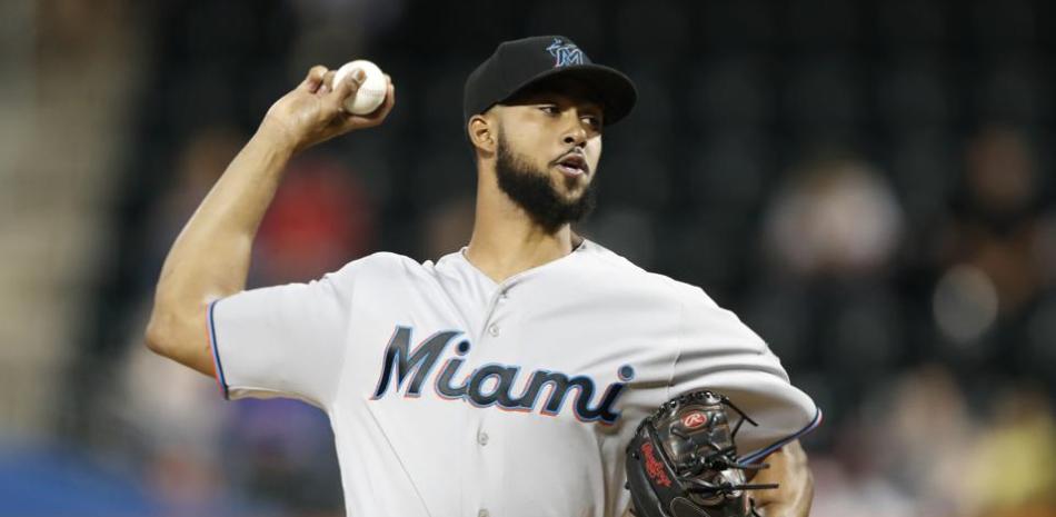 El lanzador dominicano Sandy Alcántara se quedará con los Marlins por lo menos por 5 temporadas.