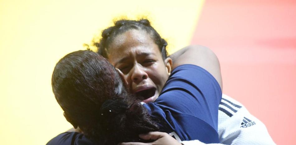 Omaria llora de emoción al recibir un emotivo abrazo de su madre Dulce María Piña tras vencer a la chilena Adela Ángeles Espinosa.