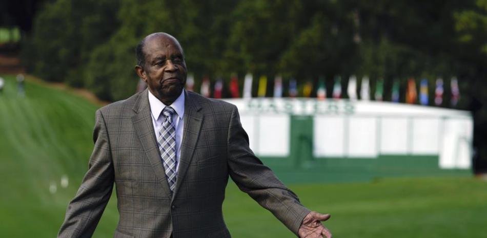 Lee Elder posa para una fotografía en el Masters, el lunes 9 de noviembre de 202, en Augusta, Georgia.