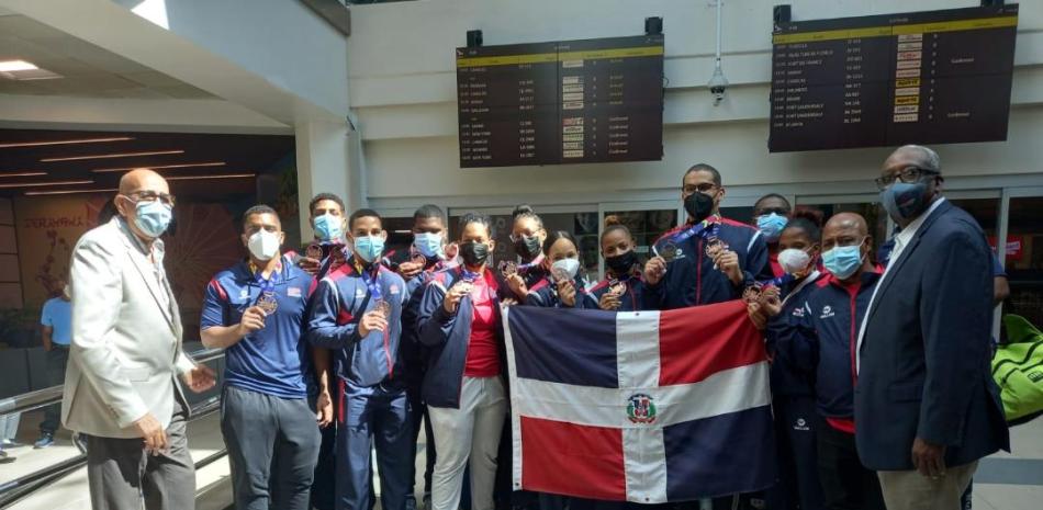 Nelson Ramírez y Gerardo Suero Correa, en los extremos, reciben en el aeropuerto Internacional de Las Américas a los primeros atletas en regresar al país luego de su participación en los Juegos Panamericanos Juveniles que tienen lugar en Cali, Colombia.