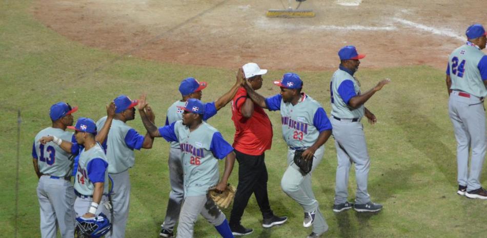 Jugadores del equipo de béisbol de la República Dominicana se felicitan luego de la victoria ante Colombia.