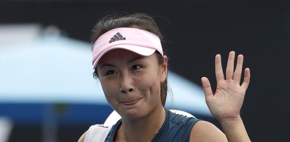 La tenista china Peng Shuai saluda tras perder ante la canadiense Eugenie Bouchard en su partido de primera ronda en el Abierto de Australia en Melbourne, el 15 de enero de 2019.