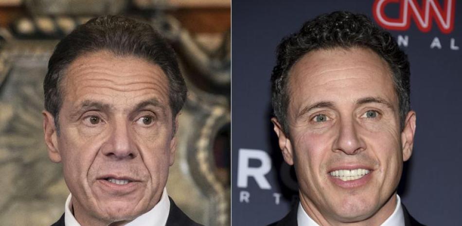 En esta combinación de fotos aparecen el entonces gobernador de Nueva York, izquierda, en una conferencia de prensa en Albany, el 3 de diciembre de 2020; y su hermano Chris Cuomo, presentador de noticias de CNN, en una ceremonia en NY, el 9 de diciembre de 2018. (Mike Groll/Office of Governor Andrew M. Cuomo vía AP, izquierda, y Evan Agostini/Invision/AP, File)